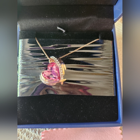 NWOT Heart Pendant Necklace - Picture 3 of 8